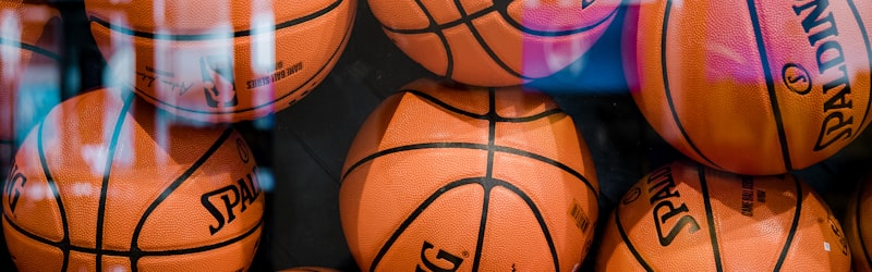 英超联赛冠军争夺战新闻配图 - 曼城队球员庆祝进球瞬间