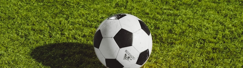 英超联赛足球比赛直播画面 - 曼城对阵利物浦的激烈对抗