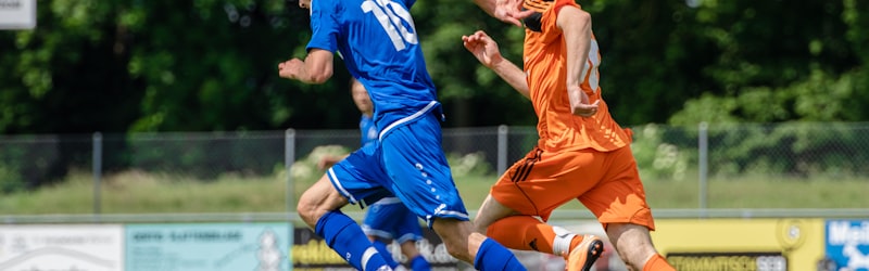 NBA季后赛深度分析报道配图 - 勒布朗·詹姆斯在比赛中突破上篮